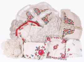 Csipkék, hímzések, kis terítők, kendők hímzett zsákban.