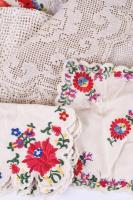 Csipkék, hímzések, kis terítők, kendők hímzett zsákban