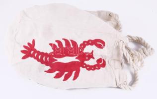 Csipkék, hímzések, kis terítők, kendők hímzett zsákban