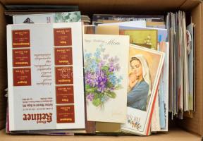 Kb. 1200 db MODERN vegyes üdvözlőlap dobozban, reklám, ünnepek, művészet, sok egyedivel, kihajthatóval stb. / Cca. 1200 modern greeting postcards in a box, with advertisement, art postcards