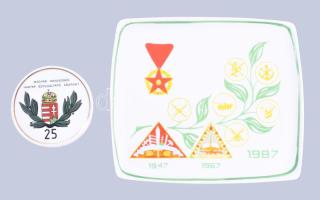 Hollóházi 2 darab katonai témájú tárgy: Magyar Honvédség Hadtáp Szolgáltató Központ plakett d: 9 cm + Kossuth Akadémia Katonai Főiskola tál 18x20 cm