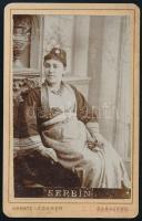cca 1890 Szerb nő népviseletben, keményhátú fotó Ignatz Léderer (Szerajevó-Zombor) műterméből, hátoldalán ragasztásnyomok, 10,5×6,5 cm