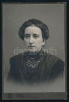 cca 1910 Női portré, keményhátú fotó Matz Gusztáv iglói műterméből, hátoldalon a műterem képével, 16,5×10,5 cm