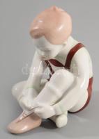 Aquincum cipőt kötő fiú, hibátlan, m: 10 cm