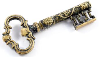 Patinázott kulcs alakú dugóhúzó, h: 13,5 cm