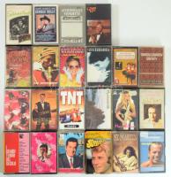 21 darab zenei kazetta, közte Johnny Hallday, Elton John, Marcellina, Julio Iglesias, TNT, Marót Viki, stb.