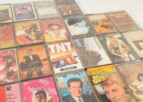 21 darab zenei kazetta, közte Johnny Hallday, Elton John, Marcellina, Julio Iglesias, TNT, Marót Vik...