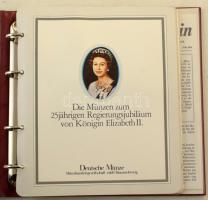 Kis alakú, gyűrűs berakóalbum 4db kettes elosztású és 1db egyes elosztású műanyag berakólappal , has...