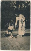 1922 Budapest VI. Dr. Légrády Ottó és Imre hadikórháza, 'Barátság', teniszező hölgy kutyával. Szegfű utca 4. Dr. Glósz Ödön felvétele (gyűrődések / creases)