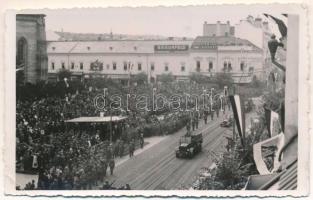 1940 Kolozsvár, Cluj; bevonulás, Braunfeld, Gilovics és Papszt üzlete "A III. lgv. tüzérosztály ágyús ütegének díszmenete Kormányzó Úr előtt" / entry of the Hungarian troops, Hungarian flag, truck, soldiers. photo (EB)