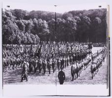 Tausend ganz normale Jahre. Ein Photoalbum des gewöhnlichen Faschismus von Otto Weber.
99 Aufnahmen...