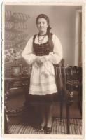 Székelyudvarhely, Odorheiu Secuiesc; hölgy népviseletben. Kováts István fényképész / lady in folk costume. photo