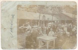 Budapest (?), étterem kerthelyisége vendégekkel. Magyar Imre. photo (r)