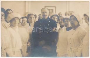 1915 Szeged, Habsburg-Toscanai Ferenc Szalvátor főherceg a tiszti kórházban, nővérek. Keglovich Emil felvétele / WWI Austro-Hungarian K.u.k. military, Archduke Franz Salvator of Austria visiting a military hospital. photo (fl)