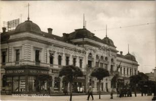 1931 Szolnok, Városháza, Sas Drogéria, Sebők Nándor, Konsitzky György, Klein Ignác, Szekeres Gyula üzlete, női kabát és cipő nagyáruház. Róth Dezső kiadása. photo (szakadás / tear)