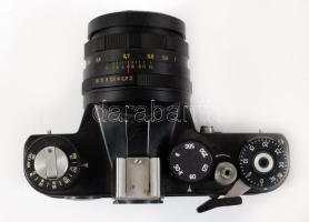 cca 1980 Zenit TTL fényképezőgép, Helios-44M-4 1:2 f=58 mm objektívvel