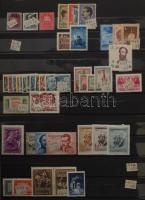 3 db A/4 berakóban magyar bélyegek, másodpéldányokkal, közte sorok, darabok