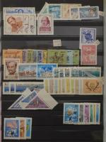 3 db A/4 berakóban magyar bélyegek, másodpéldányokkal, közte sorok, darabok