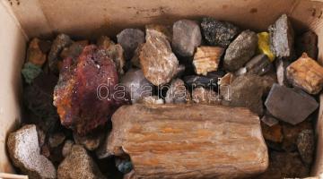 Doboznyi vegyes ásvány tétel, nagyobb darabokkal is.