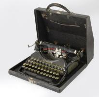cca 1920-40 Corona amerikai hordozható írógép kissé kopott állapotban, magyar billentyűzettel, táskájában.