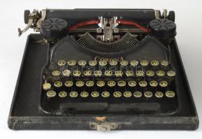 cca 1920-40 Corona amerikai hordozható írógép kissé kopott állapotban, magyar billentyűzettel, táská...