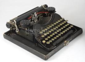 cca 1920-40 Corona amerikai hordozható írógép kissé kopott állapotban, magyar billentyűzettel, táská...
