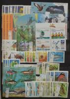 Szép külföldi motívum anyag másodpéldányokkal, sok tengerentúlival külföldi cseréből, 8 vastag feket...