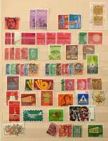 Néhány száz főleg külföldi bélyeg 12 vastag fekete lapos nagy berakóban