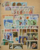 Néhány száz modern magyar bélyeg A4-es gyűrűs berakó 9 oldalán, közte nagyon sok színeltérés, nyomás...