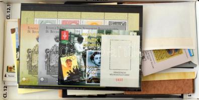 Magyar bélyegek, blokkok, rengeteg emlékív jobbakkal, néhány futott küldemény dobozban. Érdemes megnézni!!
