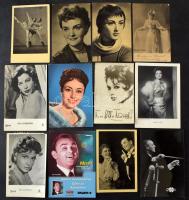 Régi és modern szinészek, előadó művészek, közel 1.000 képeslap és pár száz kisalakú fotó nagyobb cipős dobozban. Érdekes, tartalmas anyag!!