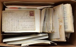 Modern képeslap tétel, benne fotók, üdvözlőkártyák meghívók stb. 700-800 db, dobozban