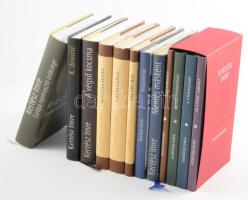 Kertész Imre 12 kötete: Sorstalanság.; Gályanapló.; Valaki más.; K. dosszié.; Európa nyomasztó öröksége.; stb. Vegyes, nagyrészt jó állapotban.