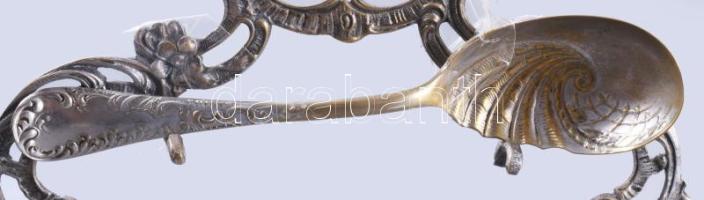 Ezüstözött neorokokó dzsemkínáló, kanállal, kopással, m: 26,5 cm