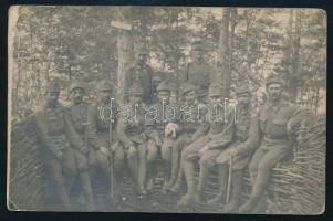 I. világháborús katonai csoportkép a fronton, az egyik katona kezében cicával, fotólap, egyik sarkán kissé sérült, 9x14 cm