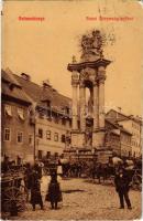 Selmecbánya, Schemnitz, Banská Stiavnica; Szentháromság szobor, piac. Grohmann kiadása, W.L. (?) 482. / statue, market + "SELMECZBÁNYA P.U." (EM)