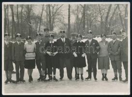 cca 1935-1940 Korcsolyapályán készült csoportkép, fotó, jelzés nélkül, 8,5x11,5 cm