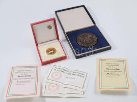 Zacskónyi szocializmus tárgy tétel: 1980 Tanácstag választási lap, Hazafias Népfront szavazólap, KISZ kitűző, 1984 Jubileumi kiállítás plakett.