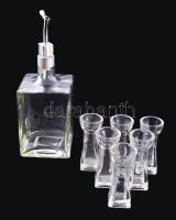 Szögletes italos üveg kiöntő résszel, hozzá 6 darab pohár, m: 9,5-24 cm