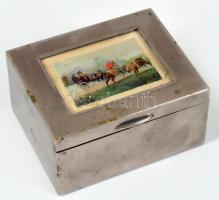 Régebbi díszdoboz, kopott nikkelezett réz szerelékkel, részben kézzel festett lovas képpel a fedelén, 8x10 cm