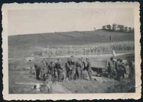1940. szept. 11. Ördögkút (Treznea), magyar katonák a falu határában, a hátoldalon feliratozott fotó, kis saroktöréssel, 6x9 cm. A felvétel két nappal az ördögkúti mészárlás (szept. 9.) után készült, amelynek során az Észak-Erdélybe bevonuló magyar csapatok lemészárolták település 93 lakosát. Egyes források szerint a magyar honvédek megérkezésekor valakik tüzet nyitottak rájuk az ortodox templom tornyából és a falu szélén álló házakból, akik erre adott válaszként folyamodtak erőszakhoz; a pontos körülmények azonban máig tisztázatlanok.