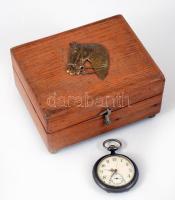 Antik svájci zsebóra, sérült porcelán számlappal, nem működik, dobozban, d: 4,5 cm