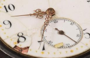 Antik svájci zsebóra, sérült porcelán számlappal, nem működik, dobozban, d: 4,5 cm