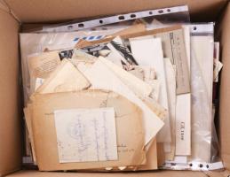 Egy doboznyi vegyes papírrégiség