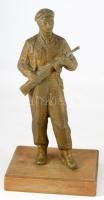 Fegyveres puskával. Bronzírozott alumínium szobor, fa talapzaton, kopott, m: 38 cm