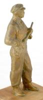 Fegyveres puskával. Bronzírozott alumínium szobor, fa talapzaton, kopott, m: 38 cm