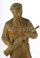 Fegyveres puskával. Bronzírozott alumínium szobor, fa talapzaton, kopott, m: 38 cm