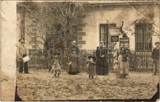 Budapest II. Pesthidegkút, Községháza, 'A koldulás szigorúan tiltatik'. photo (b)