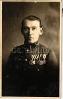 Magyar katonatiszt kitüntetésekkel: I. és II. Osztályú Ezüst Vitézségi Érem, Károly Bronz Vitézségi Érem, Károly-csapatkereszt, Sebesültek Érme, Magyar Háborús Emlékérem kardokkal, sisakkal. Dobi Júlia (Heves) felvétele / WWI Hungarian officer with medals. photo (Rb)