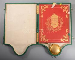 1914 Címereslevél (Armalis). Címerábrázolást tartalmazó, és nemesi előnév adományozó királyi oklevél. zámolyi Szalay László közös pénzügyminisztériumi osztályfőnöknek valamint ivadékainak a Szalay-Marzsó család tagjainak. 1 t pergamen lapon kézzel rajzolt címerábrázolás, 7 kézzel rajzolt oklevél oldal, magyar királyi címerrel az első oldalon, Az utolsó oldalon Ferenc József király (1830-1916) és báró Burián István (1851-1922) király személye körüli miniszter és közös külügyminiszter autográf aláírásával. Ulrich Mihály királyi tanácsos által jegyzett kihirdetési záradékkal.  Nagyon dekoratív, hibátlan állapotú címereslevél, aranyozott egészbőr kötésben, tüziaranyozott réz tokban lévő jó állapotú függő viaszpecséttel, az oklevél, eredeti, zöld egészvászon borítású, csatos fa oklevéltartó ládikában, sarkain minimális kopással. Extra állapotú darab! VÉDETT!